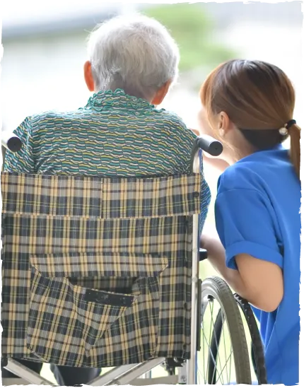 お年寄りに寄り添う介護士