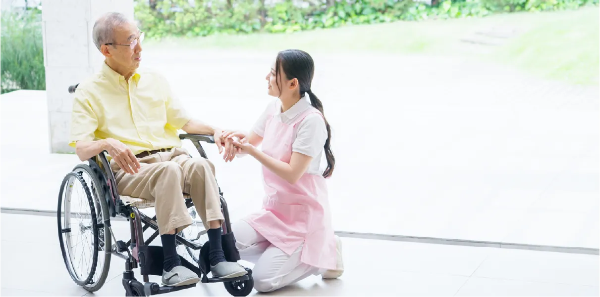 車いすに乗るお年寄り